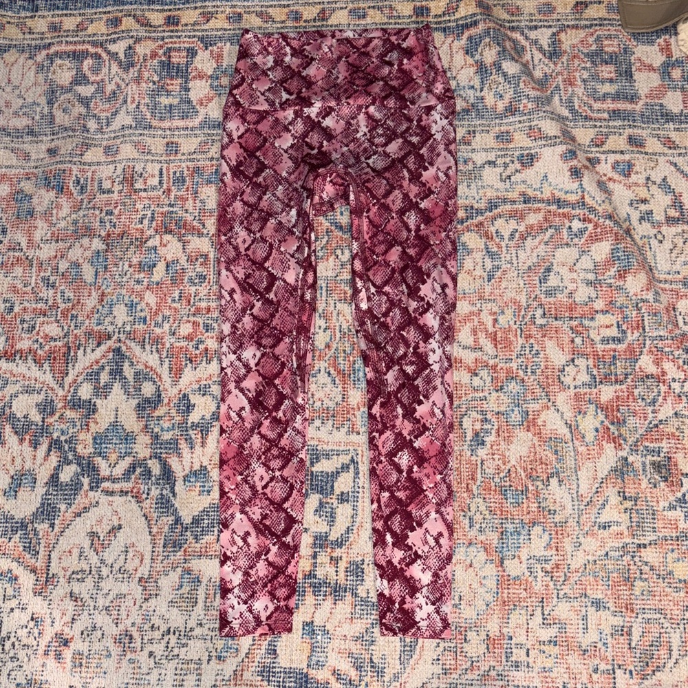 K-DEER Pink Snakeskin Print Sneaker Length Leggings SZ S VGUC